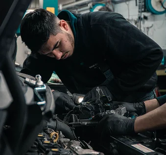 Homme faisant de la mécanique